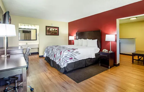 Red Roof Inn & Suites Greenwood, SC - parking