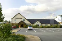 Premier Inn Wakefield City North - parking