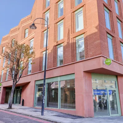 Hub by Premier Inn London Camden Отели рядом с достопримечательностью «Концертный зал The Roundhouse»