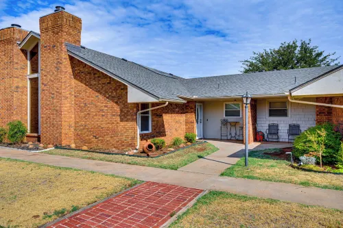 Patio & Courtyard! Elk City Townhome -  Privatzimmer