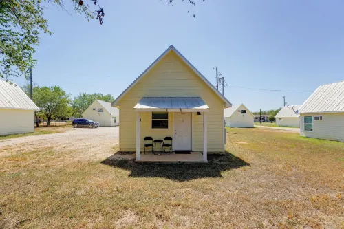 Walk to Main Street! Cozy Stockdale Cabin - 2-Star
