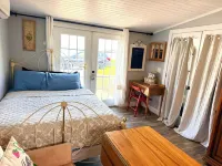 Private Lakefront 4-bedroom vacation with two home's on Lake Champlain - Homestays