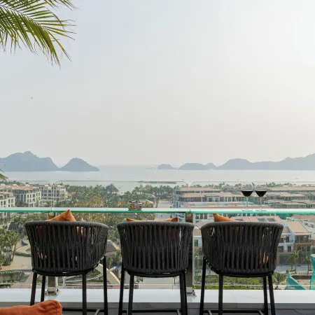 The Moon Boutique Hotel Cat Ba