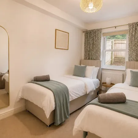 Perfect Booking Bright 2 Bed Maisonette in Bath