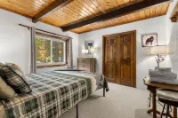 Loose Moose Lodge: Private Hot Tub, Wood Stove & Walk to Story Land - Chalets
