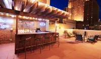 DoubleTree by Hilton Hotel Milwaukee Downtown - بار