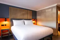 Village Hotel Farnborough - Parking