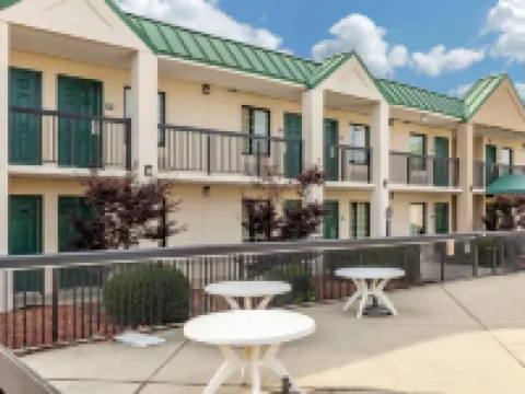 Quality Inn & Suites Hanes Mall Hotels in Forsyth County