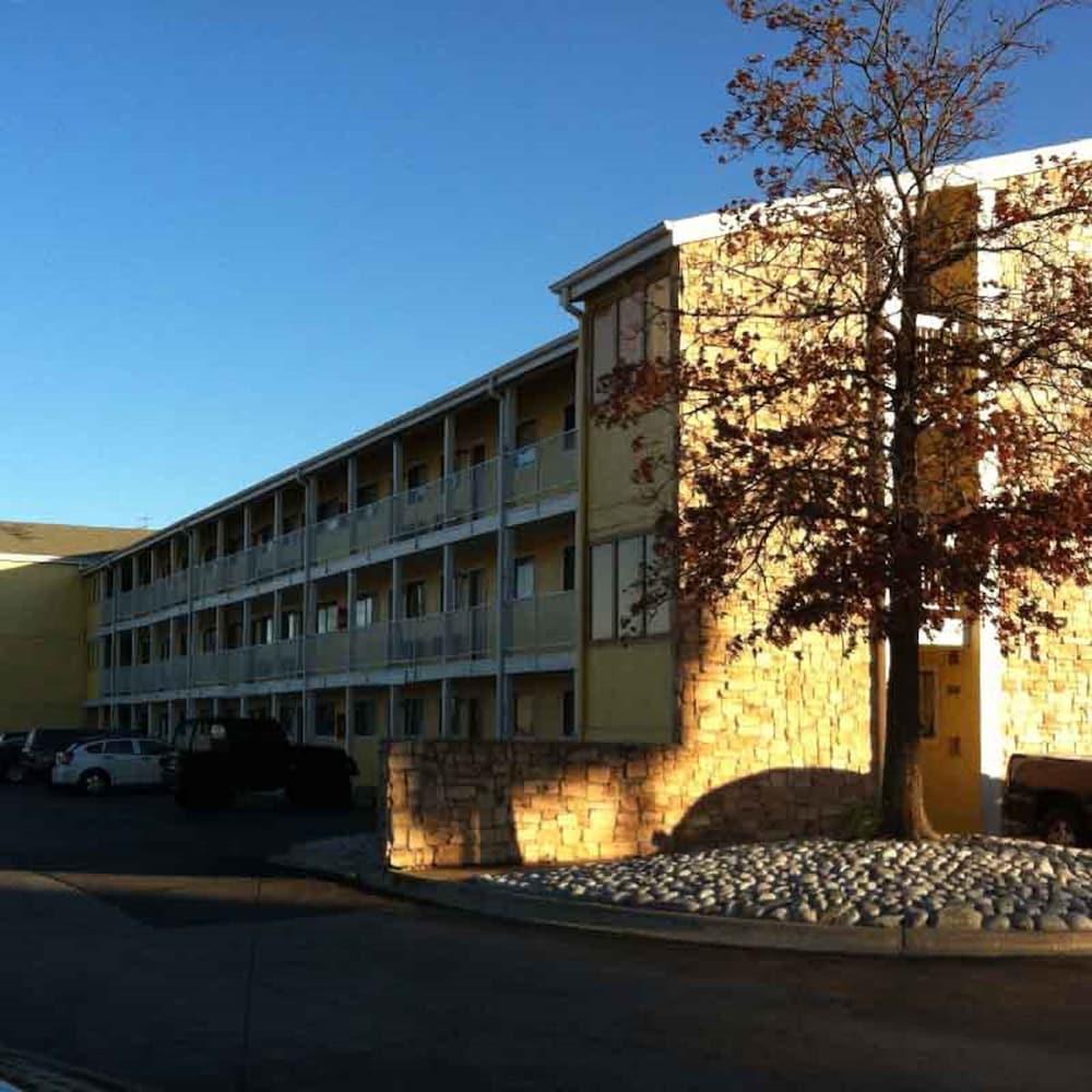 Oaktree Inn and Suites