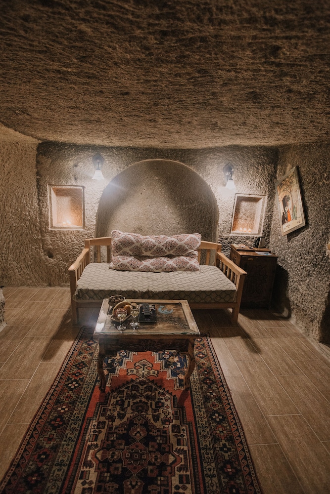 Holiday Cave Hotel