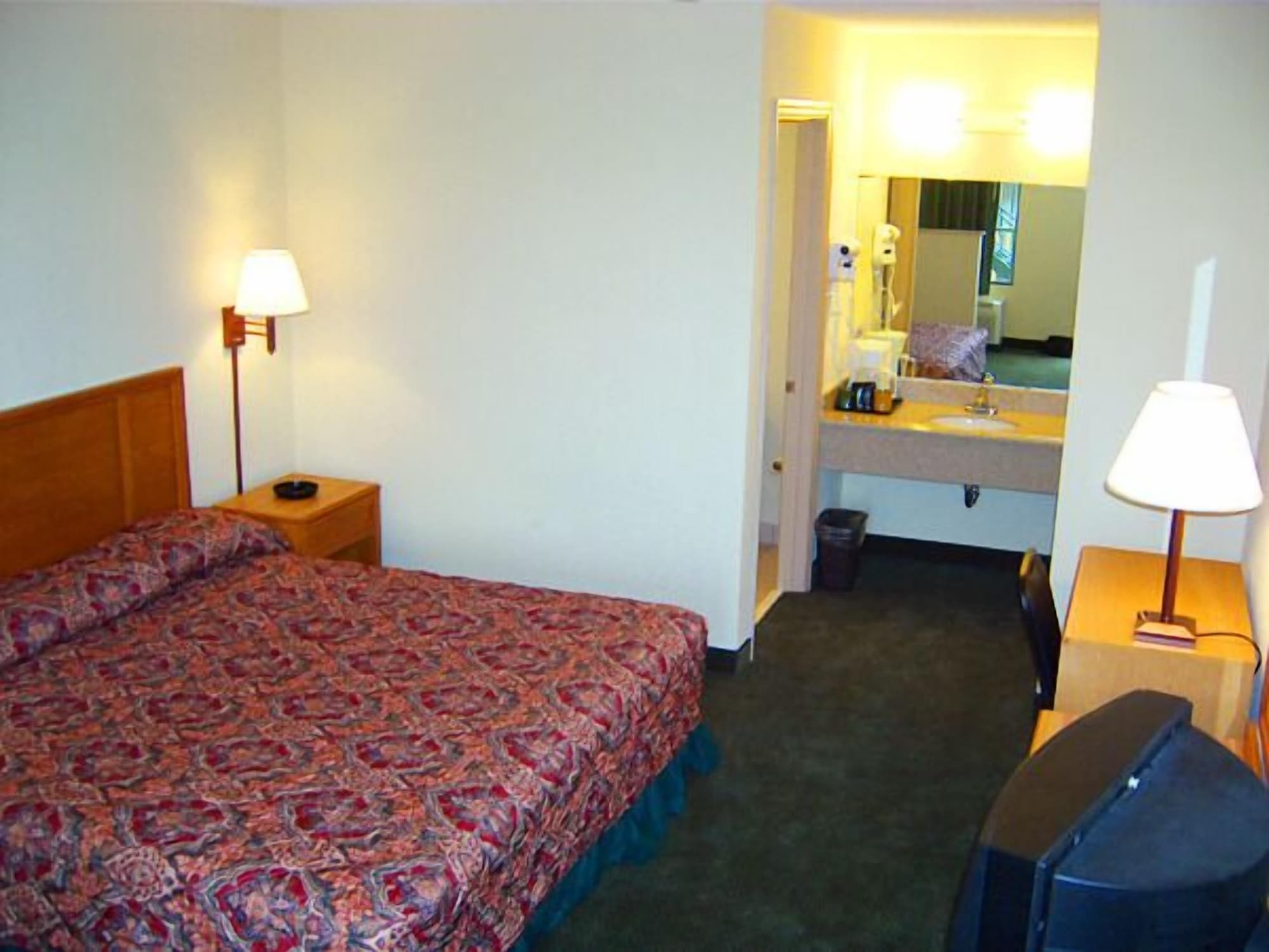 Travelers Inn & Suites