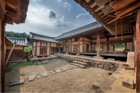 Andong Sugokgotaek House Отели рядом с достопримечательностью «Byeongsanseowon Confucian Academy»