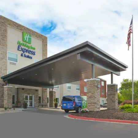 Holiday Inn Express & Suites OMAHA - 120TH AND MAPLE by IHG