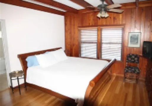 紅色黎明的海濱度假屋，帶有大型帶屏幕的露台