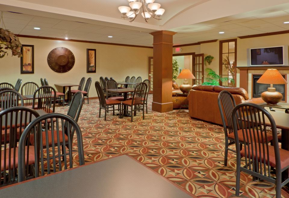 홀리데이 인 익스프레스 & 스위트 켄트 수영장