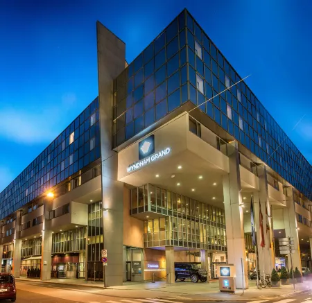 Wyndham Grand Salzburg Conference Centre Отели рядом с достопримечательностью «Marionette Museum»