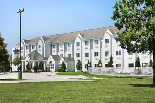 Microtel Inn & Suites by Wyndham Baton Rouge Отели рядом с достопримечательностью «Брекс Блубоннет Суомп Нейчер Сентер»