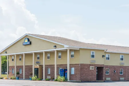 Days Inn by Wyndham Amherst Отели в г. Оберлин