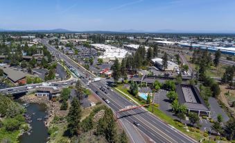 Red Lion Inn & Suites Deschutes River Bend