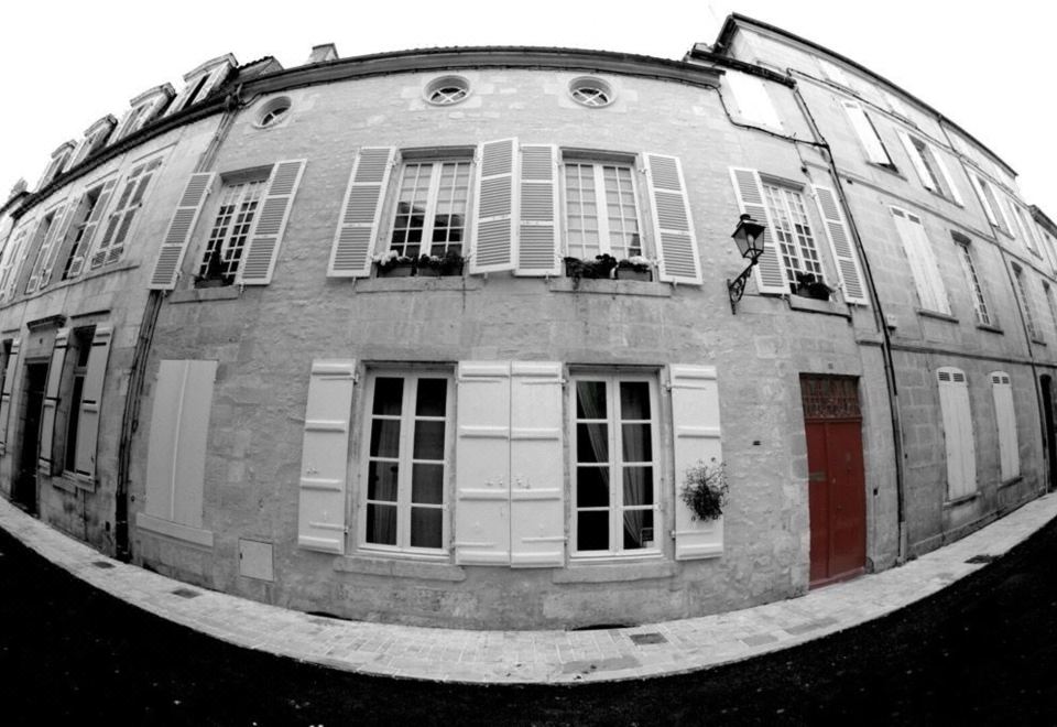 La Porte Rouge - the Red Door Inn-Saintes Updated 2023 Room Price-Reviews &  Deals | Trip.com