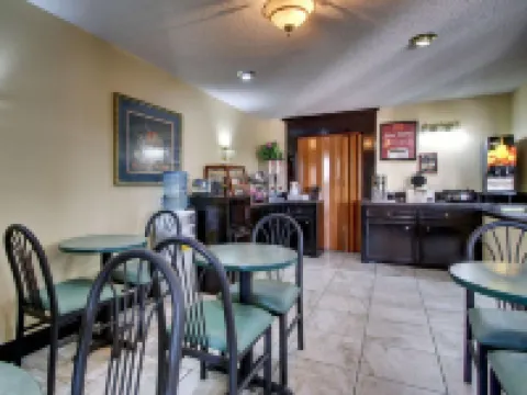 Econo Lodge Hotels in Clinton