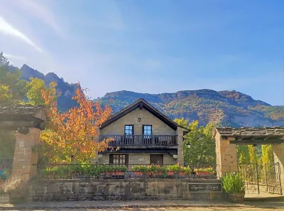 Hotel Rural El Mirador de los Pirineos فنادق في La Jacetania