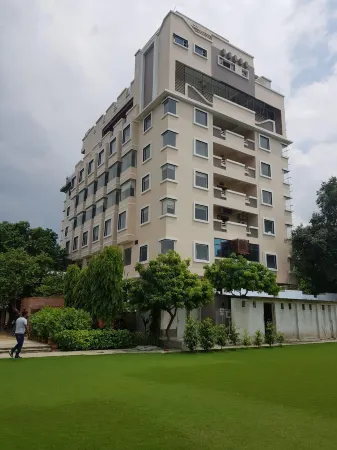 The Pinnacle Inn Sarnath Отели рядом с достопримечательностью «Дхамек»