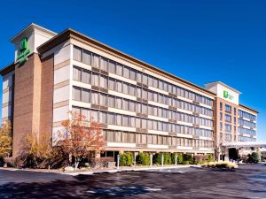 Holiday Inn & Suites Warren