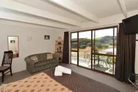 Waterfalls Estate - Motel & Campground Hotels in Haruru