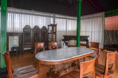 RedDoorz at Paris Ocean Отели в г. Purwosari