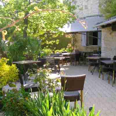 Logis Auberge de Tavel Hotel Exterior