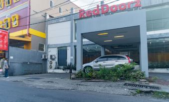 RedDoorz Near Bahu Mall Manado
