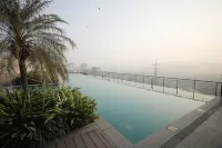 Holiday Inn Mumbai International Airport by IHG - สระว่ายน้ำบนดาดฟ้า