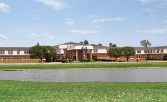 Days Inn & Suites by Wyndham Sikeston