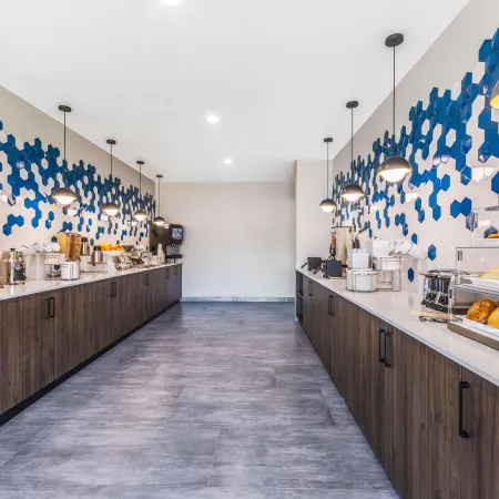 La Quinta Inn & Suites by Wyndham Galveston West Seawall Отели рядом с достопримечательностью «Парк Муди Гарденс Аттракшенс Тем»