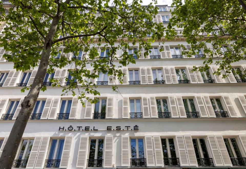 2. Hotel Es..
