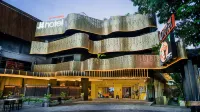 J4 Hotels Legian Hotel dekat 5GX Bali