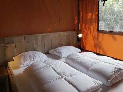 Glampingtent Desert 5 فنادق في Heerhugowaard