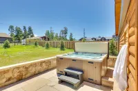 Mtn Modern Home w/ Views, Private Hot Tub + Fantastic Location