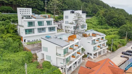 Geoje Island Casa Del Mundo Pension (Remodeling) Отели рядом с достопримечательностью «Hallyeohaesang National Park»