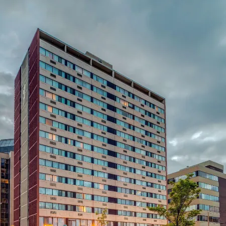 Best Western Plus Suites Downtown Отели рядом с достопримечательностью «Университет Калгари»