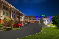 Holiday Inn Express PHILADELPHIA NE - BENSALEM by IHG - parking