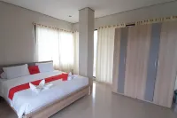 RedDoorz Plus @ Bitung City Center