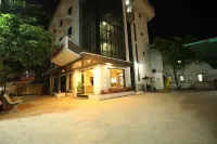 Hotel Laxmibai Palace- Only 300 Miter from Sai Baba Temple!!!! - 2-stjärniga
