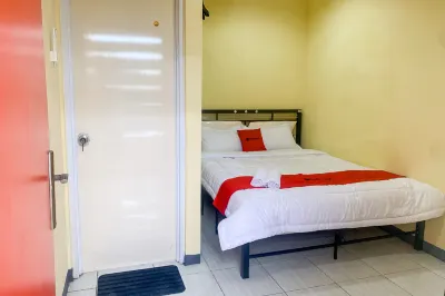 RedDoorz @ Balaraja Centre Plaza Các khách sạn ở Cikupa