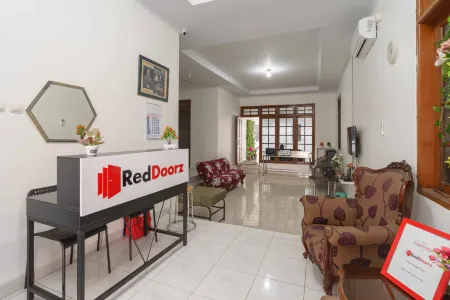 RedDoorz Syariah Near Exit Toll Jatiwarna 2 Отели в г. Jatiasih