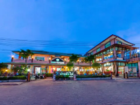 Baan Tonpai Koh Larn Hotels near Koh Lan