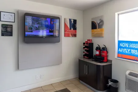 Motel 6 Lufkin, TX Отели рядом с достопримечательностью «Зоопарк Эллен Траут»