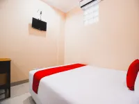 RedDoorz Plus @ Pogung Raya Hotels in Mlati