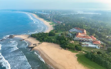 Taj Bentota Resort & Spa Отели рядом со станцией Aluthgama Railway Station